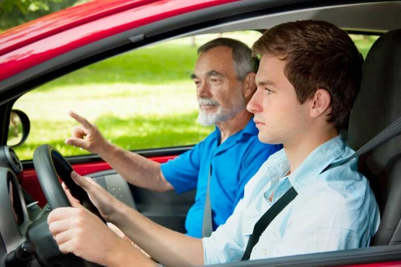 7 způsobů, jak ušetřit na pojištění auta pro řidiče mladší 25 let -