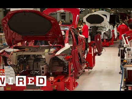 Jak se vyrábí Tesla Model S |  Tesla Motors část 1 (WIRED)
