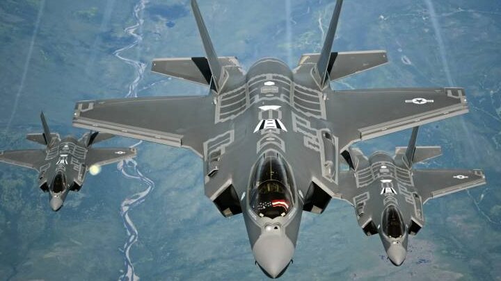 Uvnitř americké montážní linky Super Advanced Billions $ F-16 a F-35