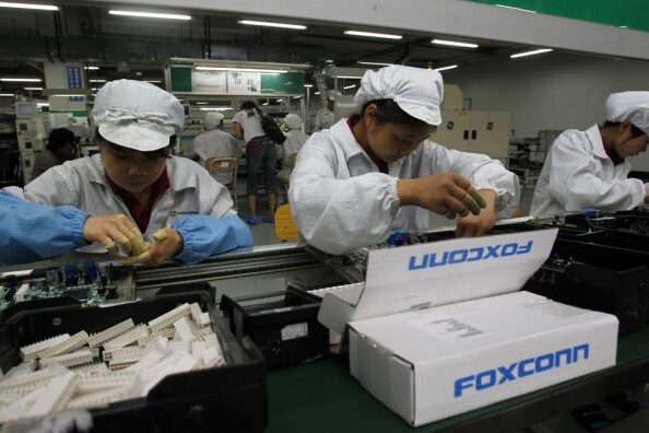 Uvnitř továrny Apple iPhone v Číně