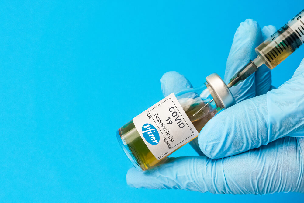 Pfizer-vaccinen ruller ud af produktionslinjen