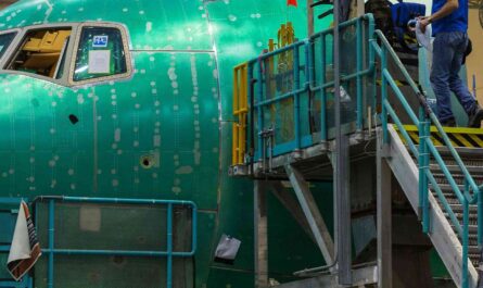 Boeing 777 assembly on a new moving production line
