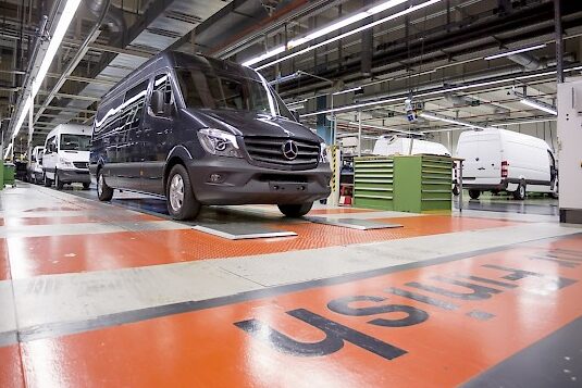 Mercedes-Benz Sprinterin tuotantolinja Düsseldorfin tehtaalla