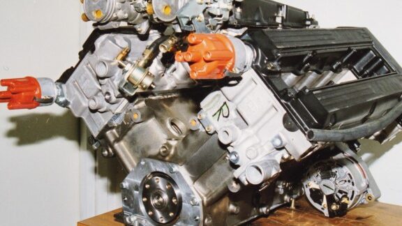 V8 ENGINE - Autotehtaan tuotantolinja