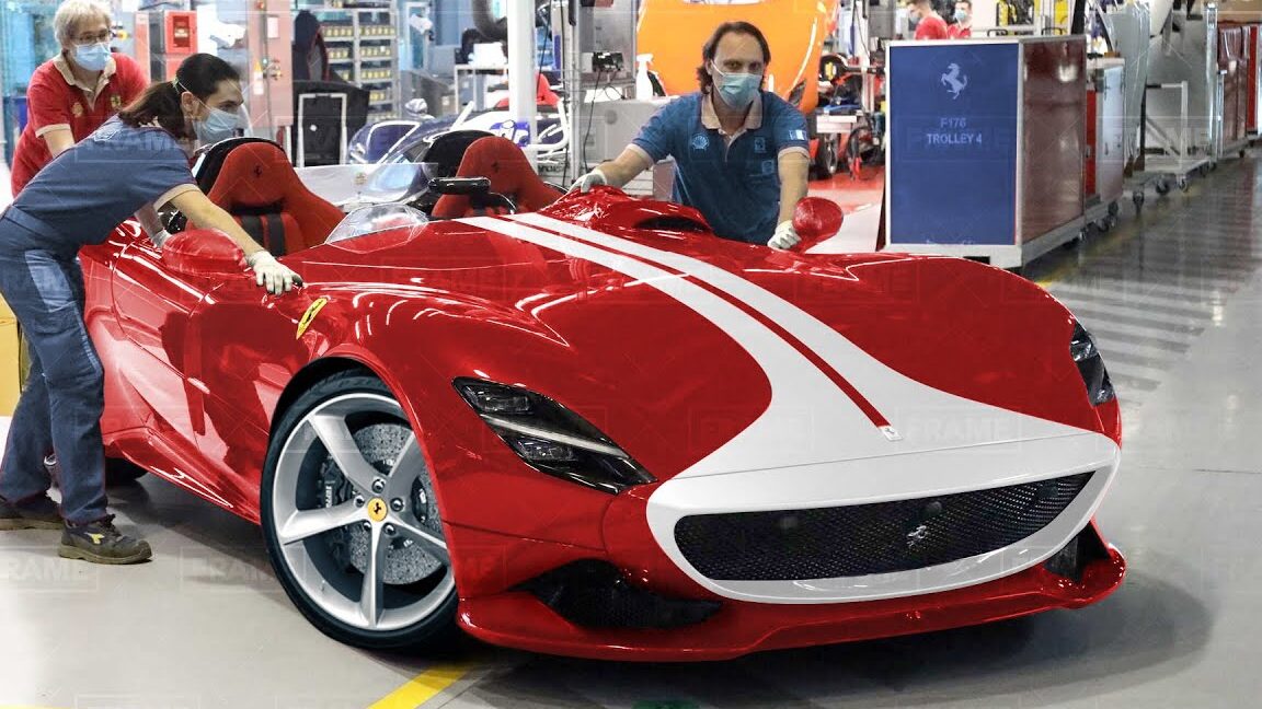 Ferrarin sisällä Exclusive Factory Building Supercars käsin - Ferrari tuotantolinja