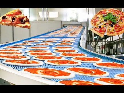 Kuinka pizza valmistetaan - Automaattinen pakastepizzan tuotantolinja tehtaalla |  Ruokatehdas