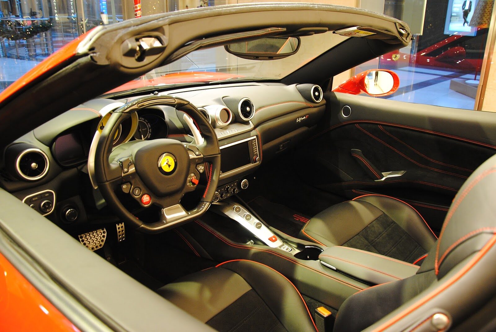A Ferrari belsejében a legexkluzívabb gyári szuperautók kézzel építése – Ferrari gyártósor