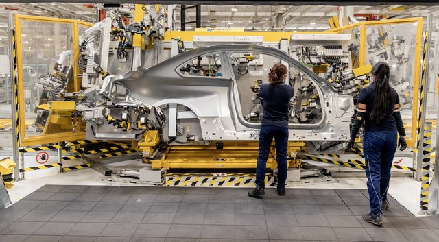 A több milliárd dolláros BMW-gyárban a legújabb 4-es sorozatú kupét gyártják – gyártósor
