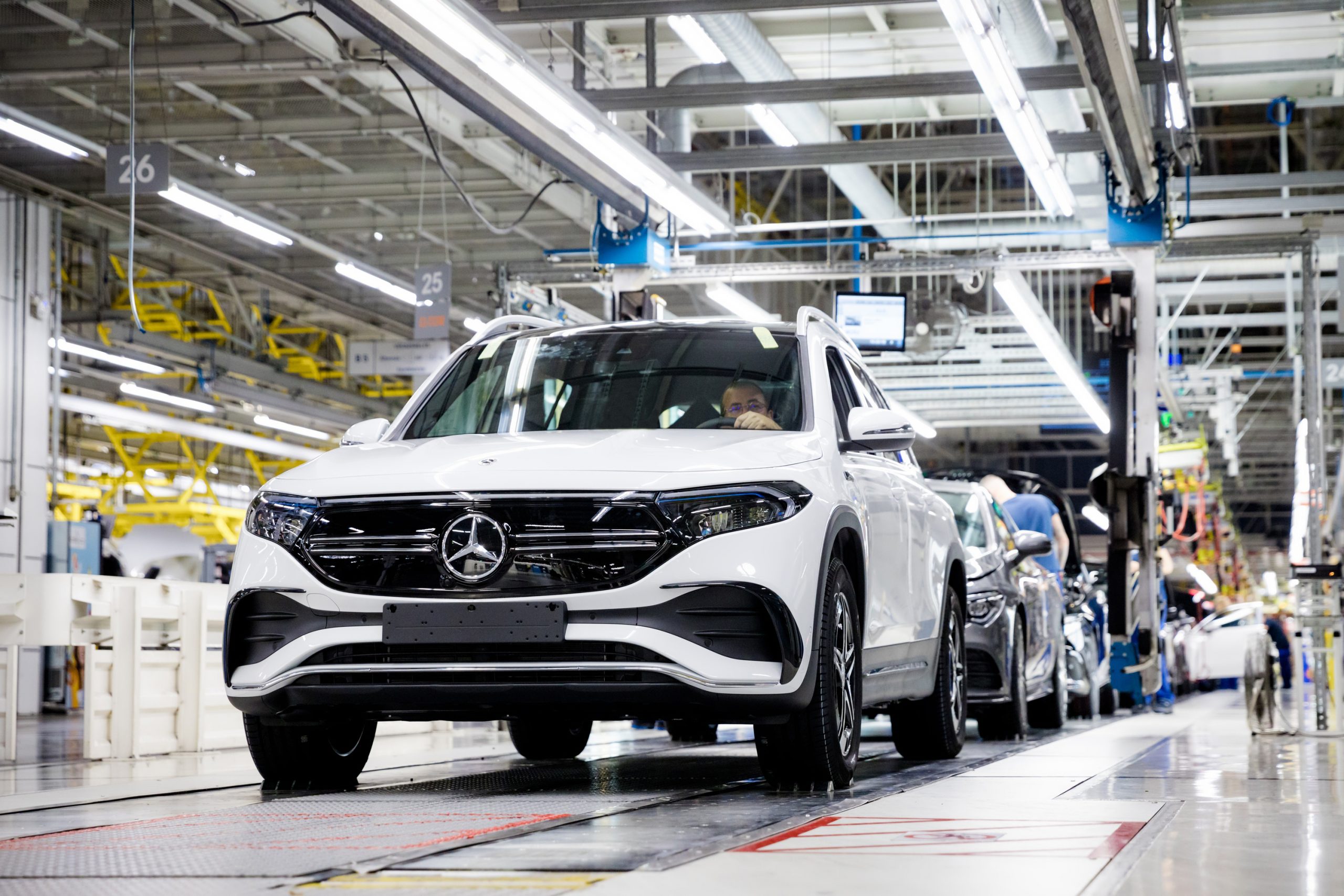 Mercedes Benz akkumulátorrendszerek gyártósor a Mercedes EQC számára