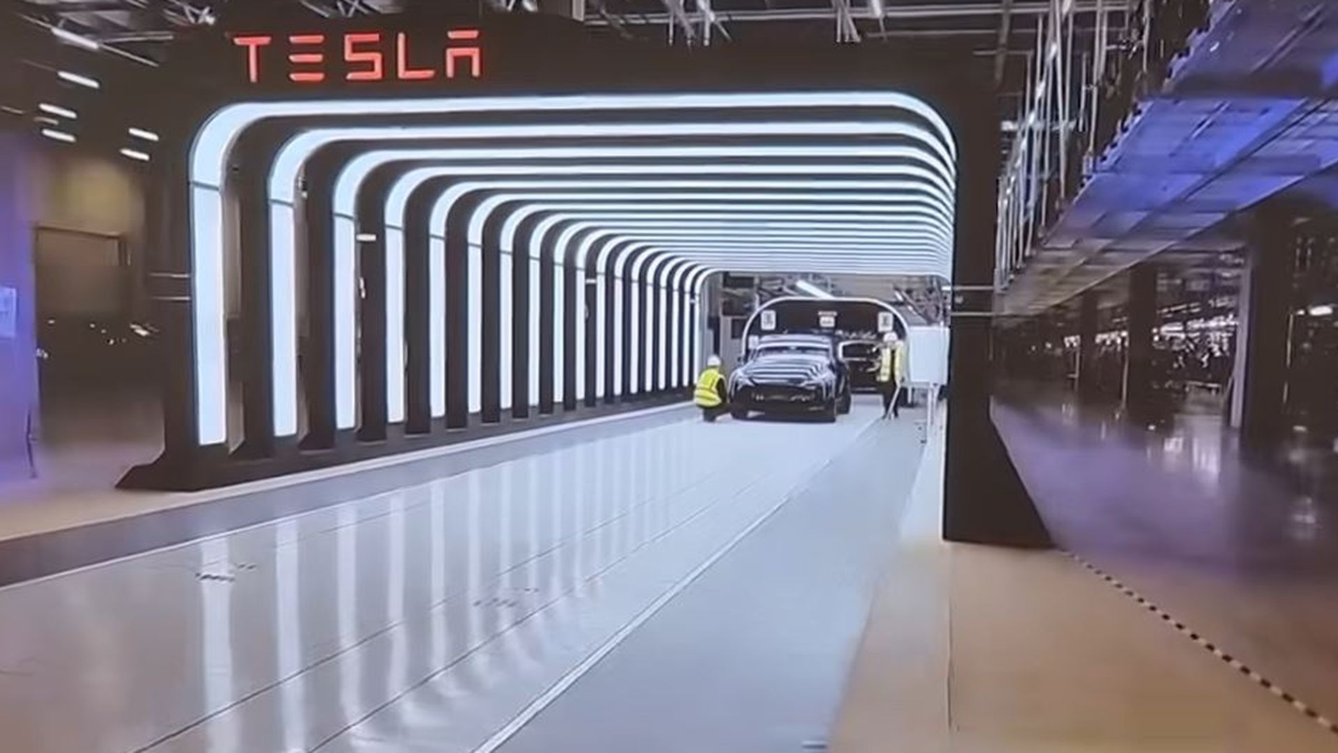 Tesla Model Y gyártósor az új berlini gigagyárban
