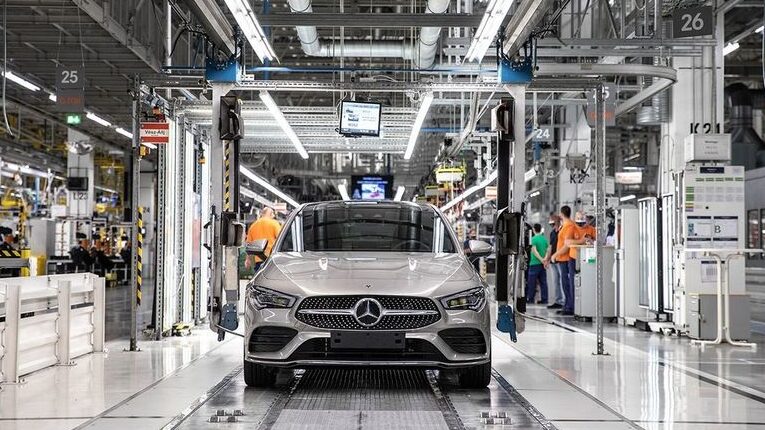 Hogyan építik meg a legdrágább Mercedest – Maybach gyártósor gyárában