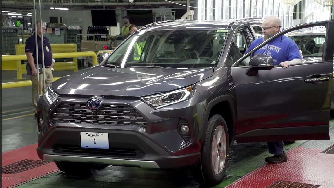 Az új Toyota RAV4 hibrid legurul a Toyota Kentucky gyártósoráról (hogyan készül)