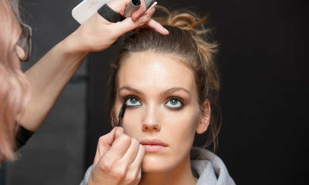 9 Tips Cara Mendapatkan Kontrak Makeup Artist untuk Pemotretan -