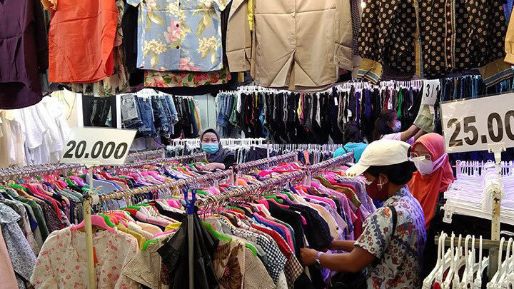 Memulai bisnis pakaian bekas dengan membeli dalam jumlah besar -