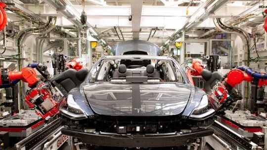 Pabrik Tercanggih Elon Musk: Di Dalam Lini Produksi Tesla Model 3