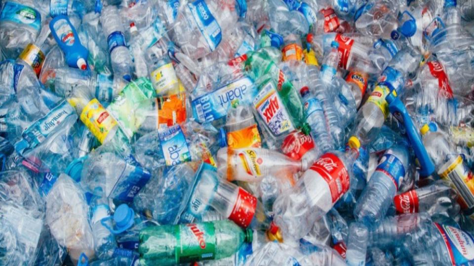 Een bedrijf voor het recyclen van plastic flessen oprichten